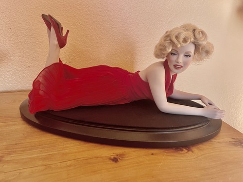 Franklin Mint Porcelain Marilyn Monroe Doll Laying Down in a Red Dress - Picture 2 of 7