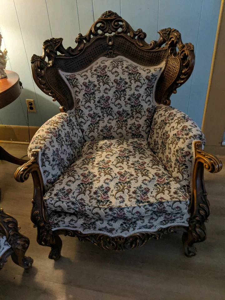 Conjunto de sofá e 2 cadeiras 1800 foi segurado por US$ 35000 - Imagem 3 de 4