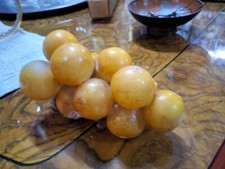 pietra scultura frutta uva vintage