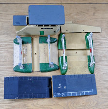 Hornby Dublo metal signal box - 2 level crossings and 3 pieces of platform.