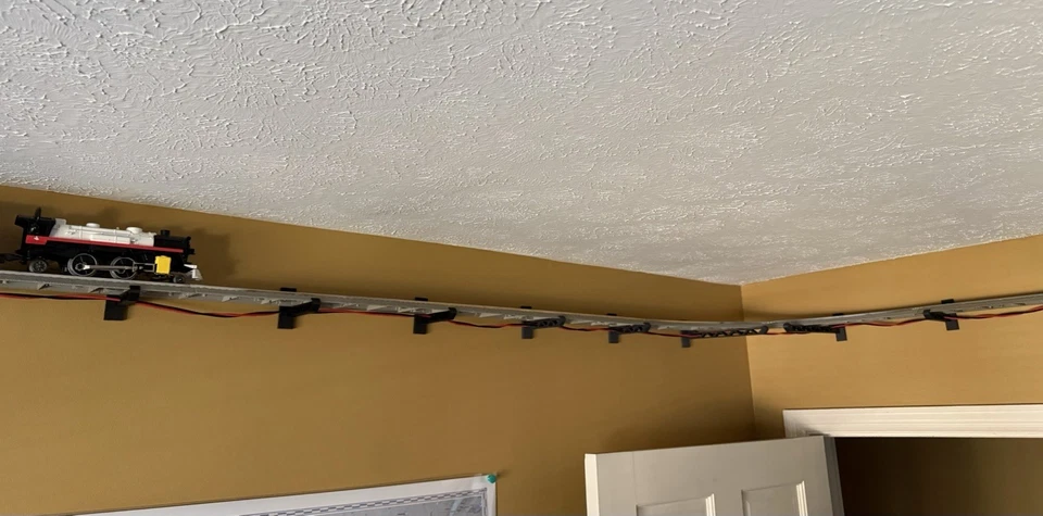 Lionel Fastrack Wall Mount System Kit for 0 Gauge 036 curve - Image 3 of 4