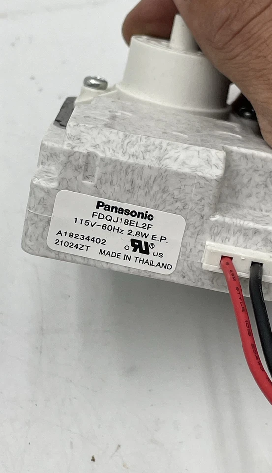 Lote de 2 motores de ventilador de geladeira Panasonic FDQJ18EL2F e Supco SM999 120V 60Hz - Imagem 3 de 4