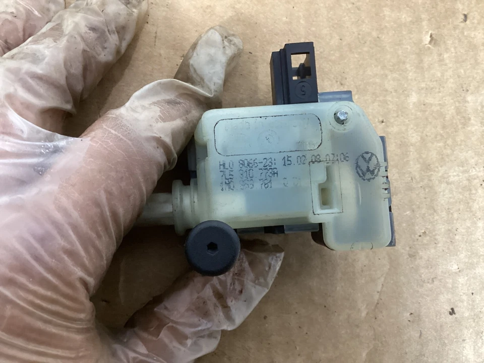 2008 - 2010 Porsche Cayenne Fuel Tank Actuator Lid 7L5810773A OEM . - Image 2 of 4