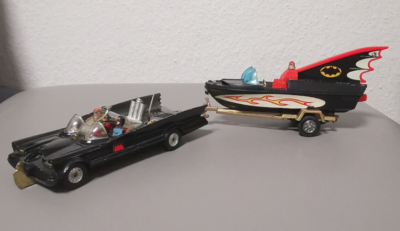 Corgi Toys 267 - Batmobile mit 107 Glastron Batboat & Trailer