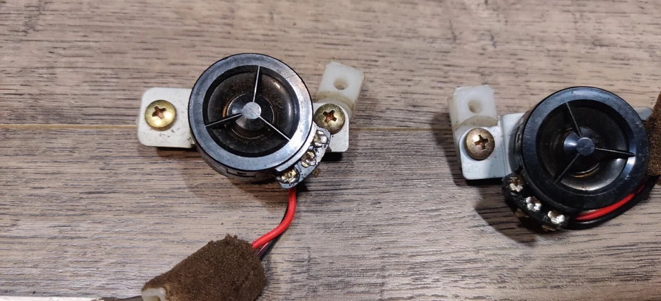 Par de mini altavoces de audio tuiteros panel puerta Subaru Forester 1998-2002 genuinos Foto 4 de 4