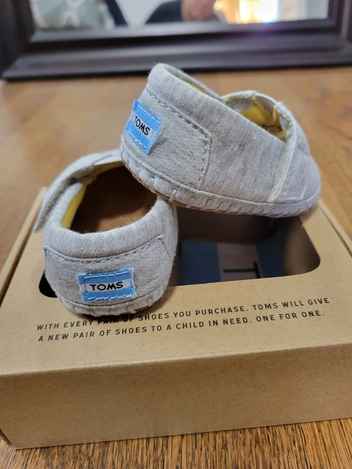Nuevo Toms Lindos Zapatos de Verano Bebé Niña Talla 2 Pequeña Cuna Alpargata Gris Jersey  Foto 4 de 4