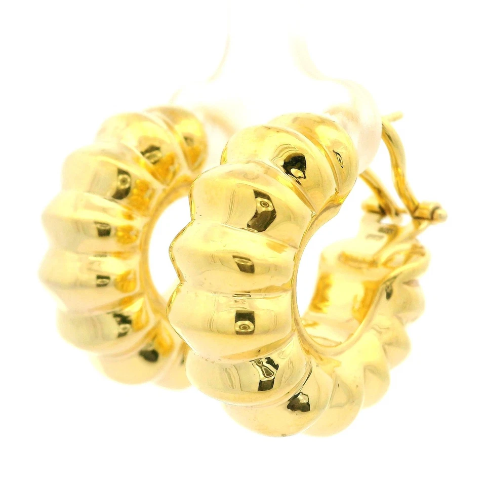 Pendientes de aro Huggie italianos de oro amarillo sólido de 14k con diseño hinchado pulido Foto 3 de 4