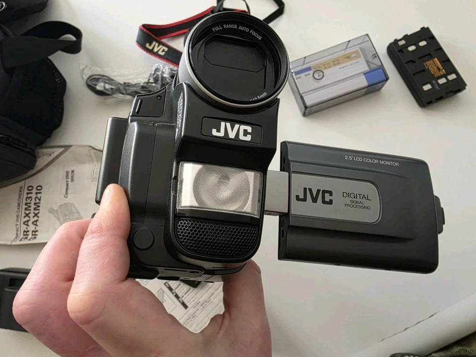 JVC GR-AXM225 Compact VHS Camcorder - Charger,Bag,3 Batt,Remote&Man((Used Once)) - Image 3 of 4