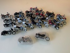 26 Maisto Harley Davidson Modelle 1:18 Konvolut u. Harley Davidson Mappe