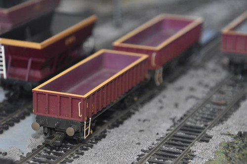 Hornby MHA Kohlefisch Waggons x2 394120 394121 EWS weinrot sehr guter Zustand zwei Spurweite OO Lastwagen | Zustand: Used