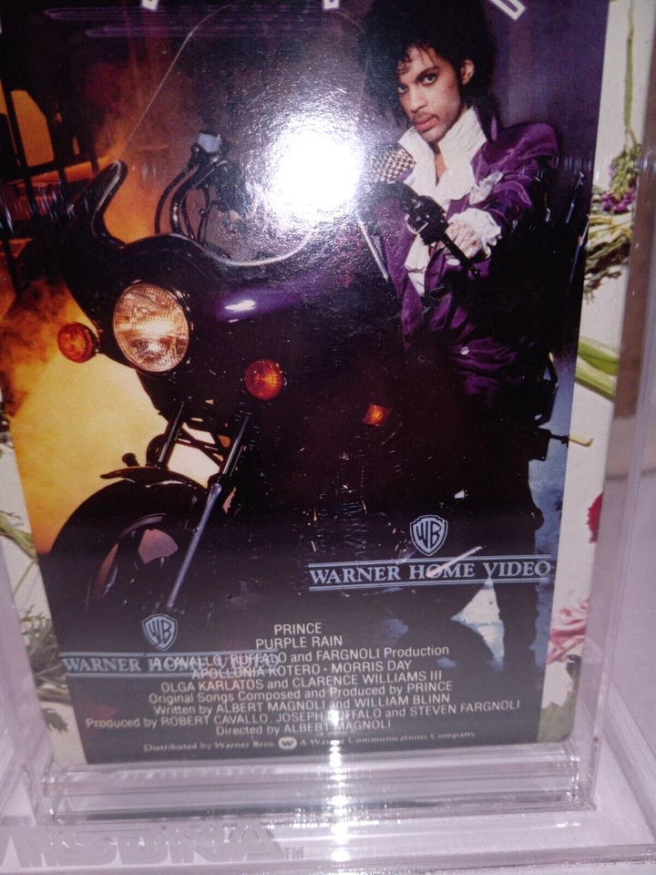 PURPLE RAIN 1984 VHS BECKETT Graded 8.0 GREAT WATER MARKS --40 YEARS OLD Foto 3 de 4