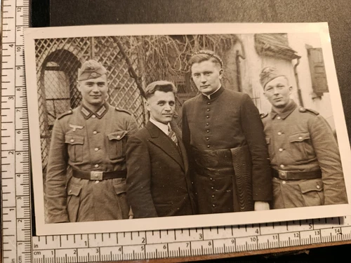 GERMAN WW2: Military B&W photo of HEER (ARMY) SOLDIER.  #0076