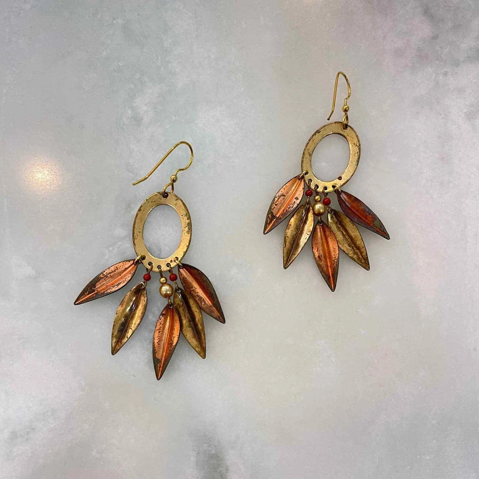 Pendientes atrapasueños de metal envejecido cuentas plumas cinéticas geométricas Foto 3 de 4