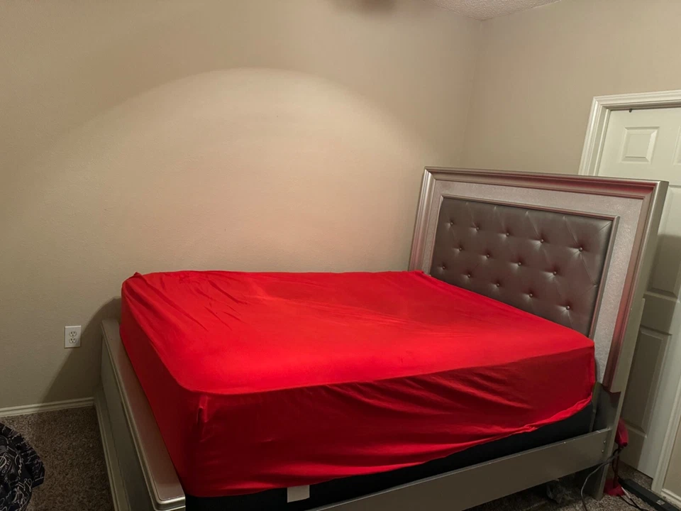 Colchón y cama gris tamaño queen con almohada superior Foto 2 de 3