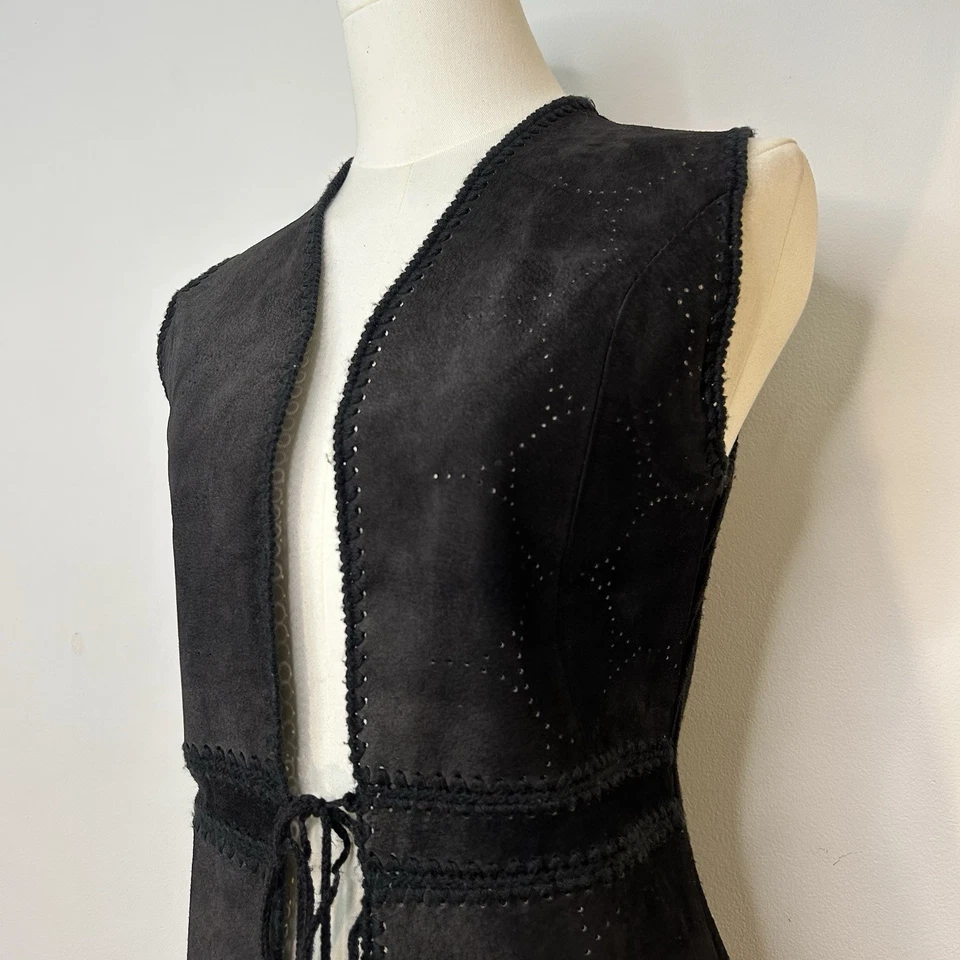 20 世纪 70 年代 Whimsigoth Witchy Boho 黑色麂皮绒钩针背心女式 36 码 — 第 2/4 张图片