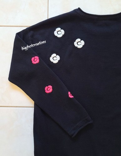 LISA TODD Size M Black Pullover Sweater Crew Neck Cotton White Hot Pink Flowers - Picture 5 of 9