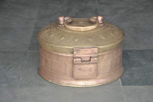Vintage Big Heavy Brass Handcrafted Round Shape Engraved Jewellery/Chapati Box - Picture 4 of 8