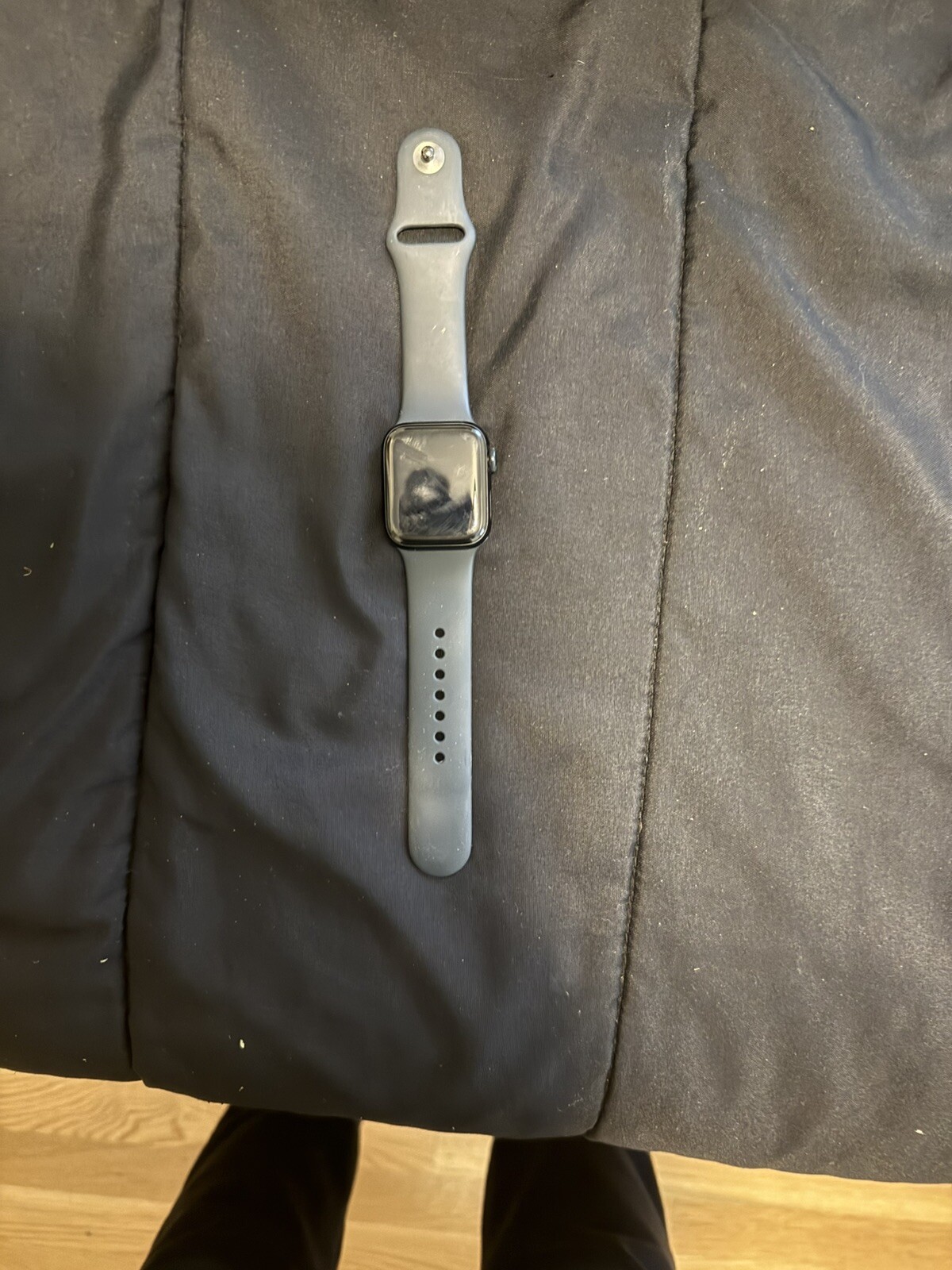 Apple Watch SE 40mm Space Gray Aluminum Case Black Sport Band Regular Model-image