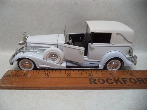 1933 Cadillac Town Car Diecast Car Signature Models - Picture 7 of 9