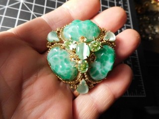 VINTAGE SCHREINER NEW YORK GREEN GLASS & RHINESTONE BROOCH PIN