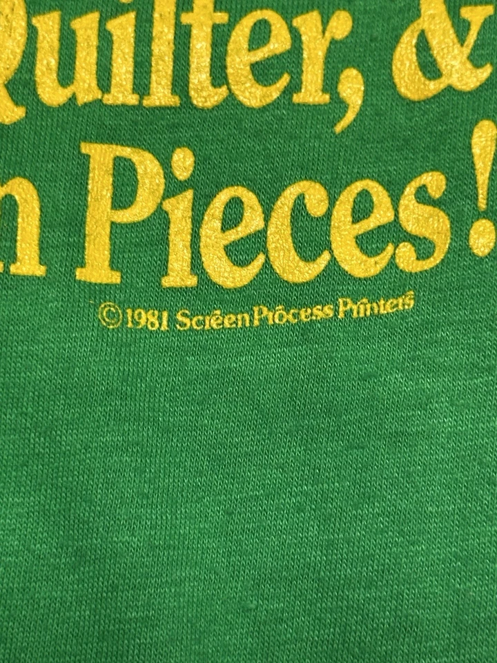 Niños vintage años 80 “My Moms A Quilter & Our House Is In Pieces” talla pequeña Foto 3 de 4