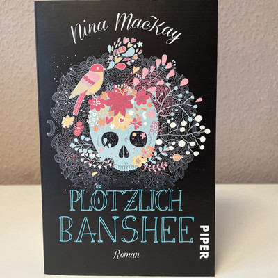 Plötzlich Banshee, Nina MacKay