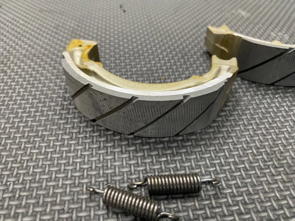 EBC - 604G - Zapatas de freno orgánicas ranuradas Foto 4 de 4