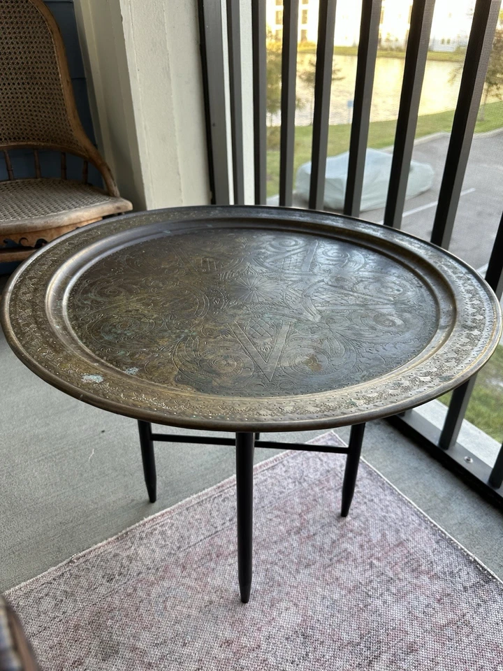 Mesa Bandeja Latón Vintage con Diseño Grabado a Mano y Patas Madera Negra -Marroquí Foto 4 de 4