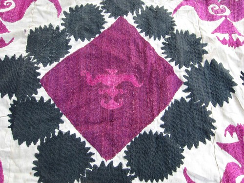 ANTIQUE UZBEK SILK HAND MADE- EMBROIDERED SUZANI 198x138-cm / 77.9x54.3-inches - Picture 11 of 12
