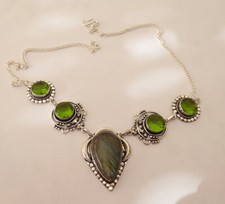 Collier plaqué argent 925 décoré ciselé Labradorite Vert quartz.