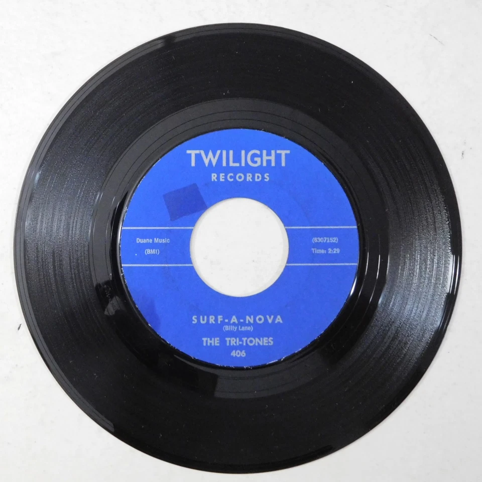 oldie 45 RPM THE TRI-TONES Kiss And Run Surf A Nova TWILIGHT VG HEAR teen Foto 4 de 4