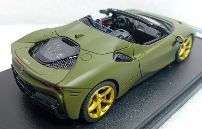 FERRARI SF90 SPIDER 2022 VERDE MILITARE OPACO/RUOTE ORO Looksmart LSXX2 - Immagine 2 di 3