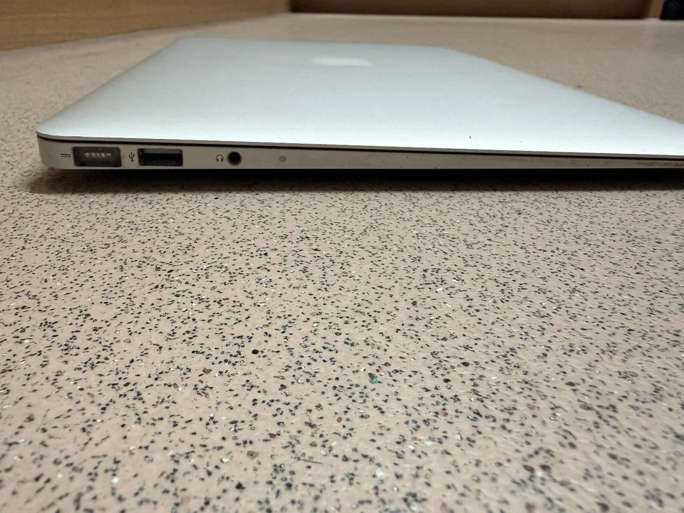 Apple MacBook Air 13", Intel Core i5, 1.8GHz, 2011, 128GB SSD, 4GB RAM, A1369 - Image 2 of 4