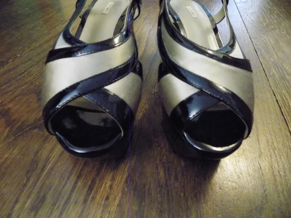 Max Studio 香槟缎黑色专利 1.5 英寸厚底 3 英寸高跟鞋凉鞋 7.5 二手状况完好 — 第 4/4 张图片