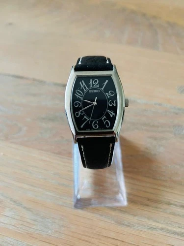 Vintage Dress Seiko Slim Quartz Men’s  Wrist Watch V701-5200