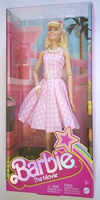 Barbie The Movie Barbie mit rosa Gingham Kleid Sammlerpuppe HPJ96