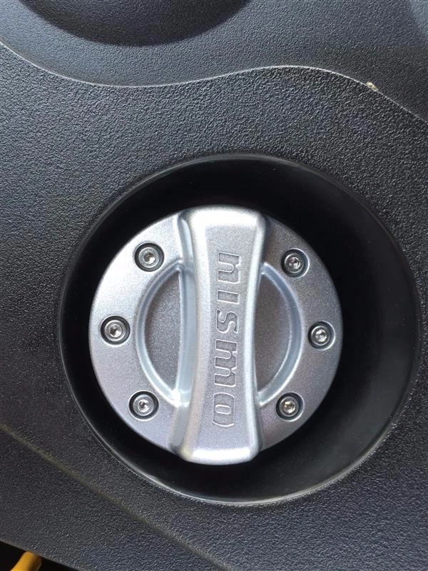 Tapa metálica de llenado de aceite de motor con logotipo de nismo genuino OEM PARA NISSAN 300ZX 350Z 370Z Foto 3 de 4