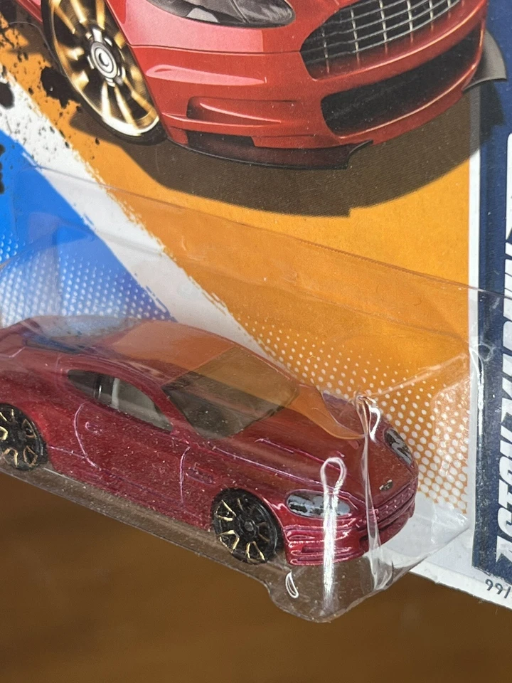 Hot Wheels - Más rápido que nunca 2011 - Aston Martin DBS rojo granate 99/247 Foto 4 de 4