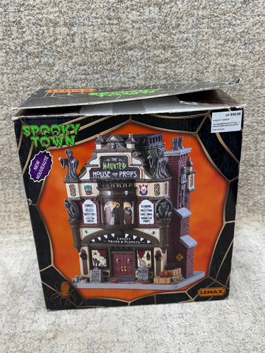 Lemax Spooky Town HAUNTED HOUSE OF PROPS Birne beleuchtet Halloween Gebäude - Top