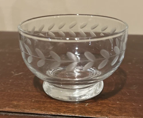 1 Vintage Etched Glass Dessert Bowl with Laurel Leaf Motif..3.5"