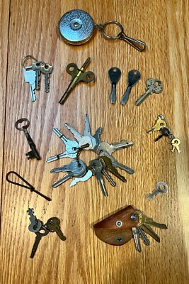 VTG Lot Of 34 Keys, Leather Holder Key Chain Reel Assorted Sizes Style Condition