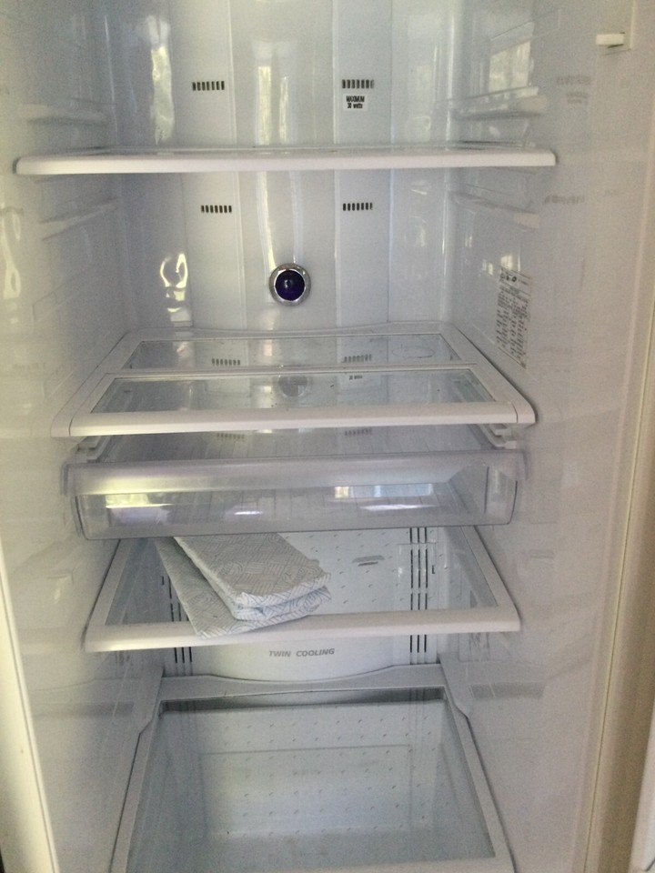 SAMSUNG AMERICAN STYLE FRIDGE FREEZER WITH ICE MAKER AND WATER