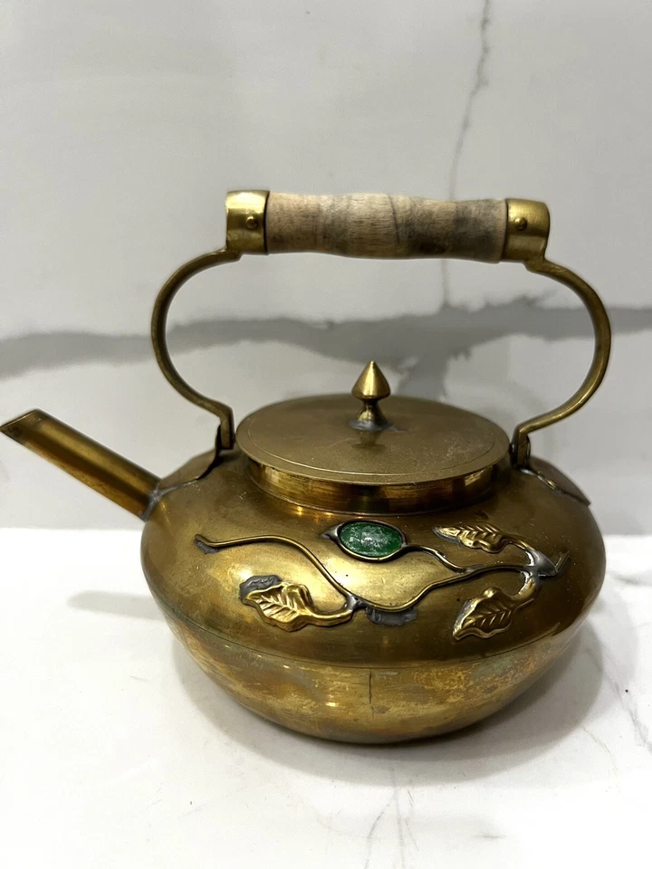 Antigua tetera china de latón con hojas de piedras rojas verdes en mango de madera de 2 lados Foto 4 de 4