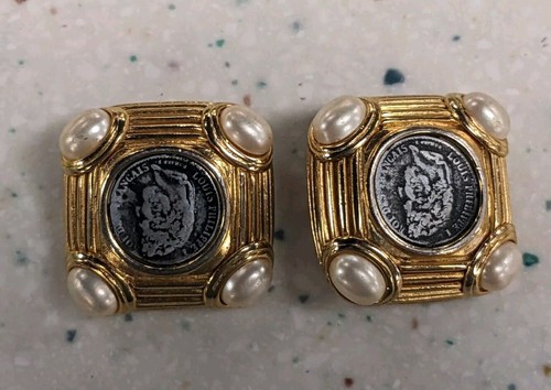 VINTAGE 1980'S PAIR OF GOLD-TONE ROMAN COIN SIGNED FAUX PEARL EARRINGS - Picture 5 of 6