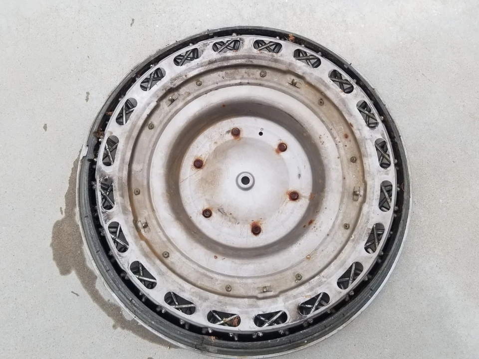 One 1985 - 1989 年克莱斯勒第五大道 RWD 15 英寸电线轮毂盖 — 第 4/4 张图片