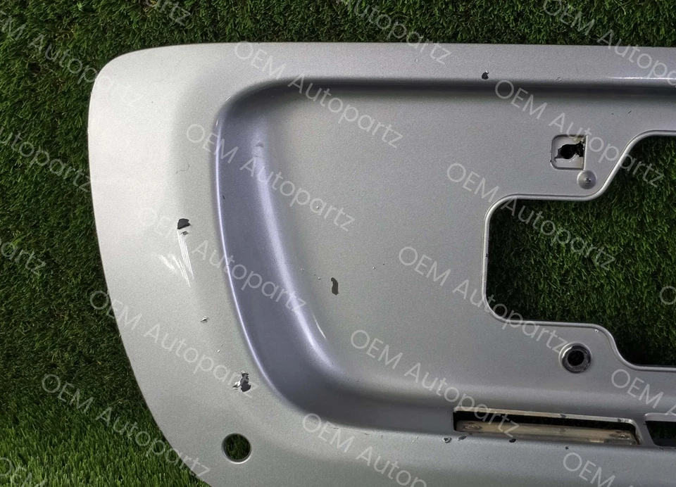Puerta levadiza trasera Toyota Sequoia 2001-2007 soporte placa pestillo adorno OEM Foto 3 de 4