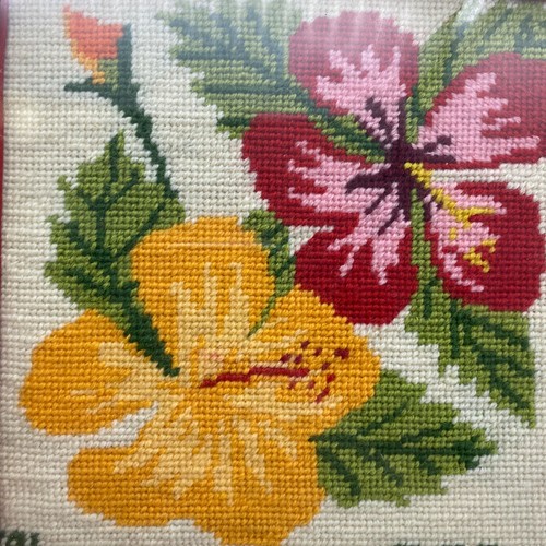 Quadro vintage ibisco punto croce incorniciato parete arte fiori floreale cornice rovere - Foto 4 di 9