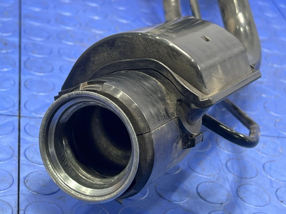 Toyota Prius V 2012-2017 montaje de cuello de llenado de combustible tubo de llenado OEM 7720147161 Foto 3 de 4