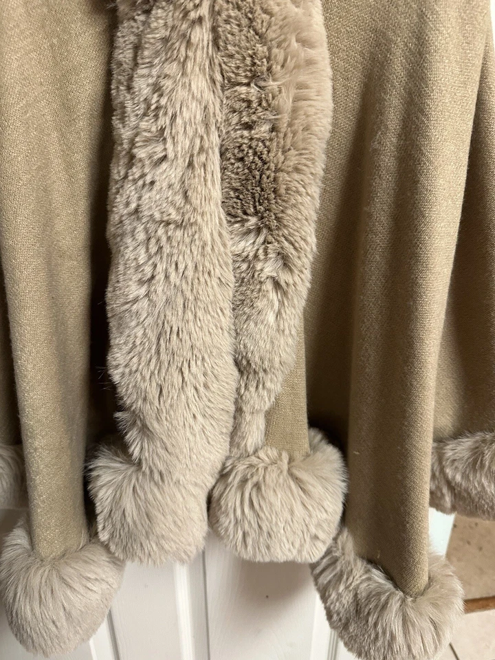 Poncho kimono Adrienne Vittadini beige tostado marrón claro ribete piel sintética talla única Foto 4 de 4