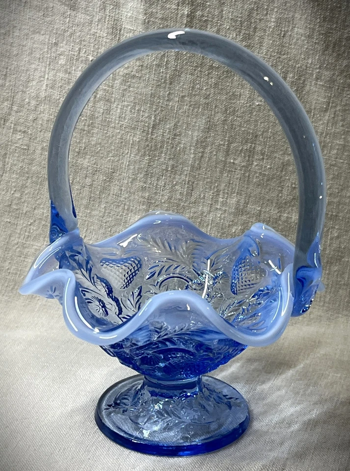 Fenton blauer Standfuß 'Erdbeere' Rüschenkorb opalisierender Rand applizierter Griff - Bild 3 von 4